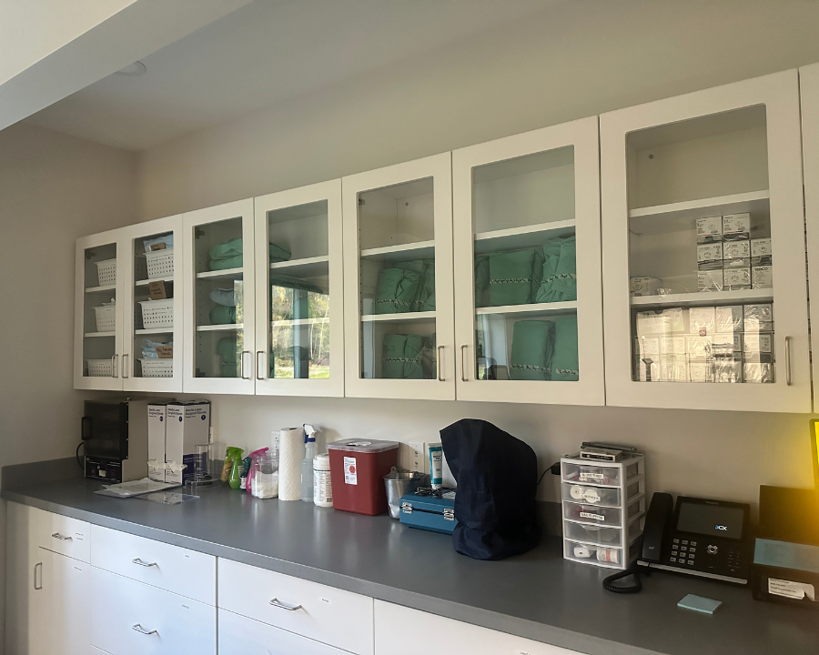 1 A room with a table and medical equipment